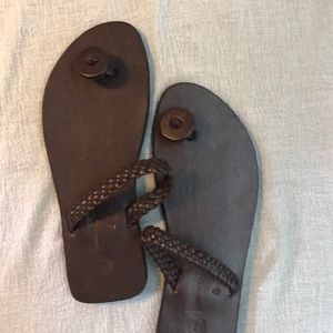 Button leather sandal